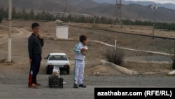 Cagalar çöplän kömeleklerini köçäniň ugrunda satýar. Ahal welaýaty, 2023. 