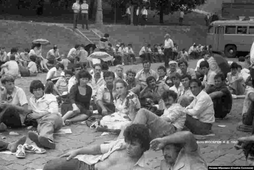 Протест чарасында катнашучылар