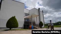 Shkolla fillore në fshatin Gadime të Lipjanit. 