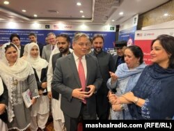 امریکايي سفیر ډانلډ بلوم د جولای پر ۱۳مه غونډې ته وویل چې د ځمکو رېکارډ شفافول خورا مهم دي.