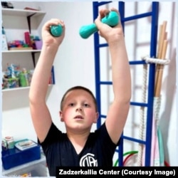 Діти виконують вправи в центрі