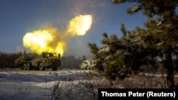 Самохідна гаубиця Archer шведського виробництва 45-ї окремої артилерійської бригади ЗСУ веде вогонь по позиціях армії РФ на Донеччині, 16 грудня 2023 року