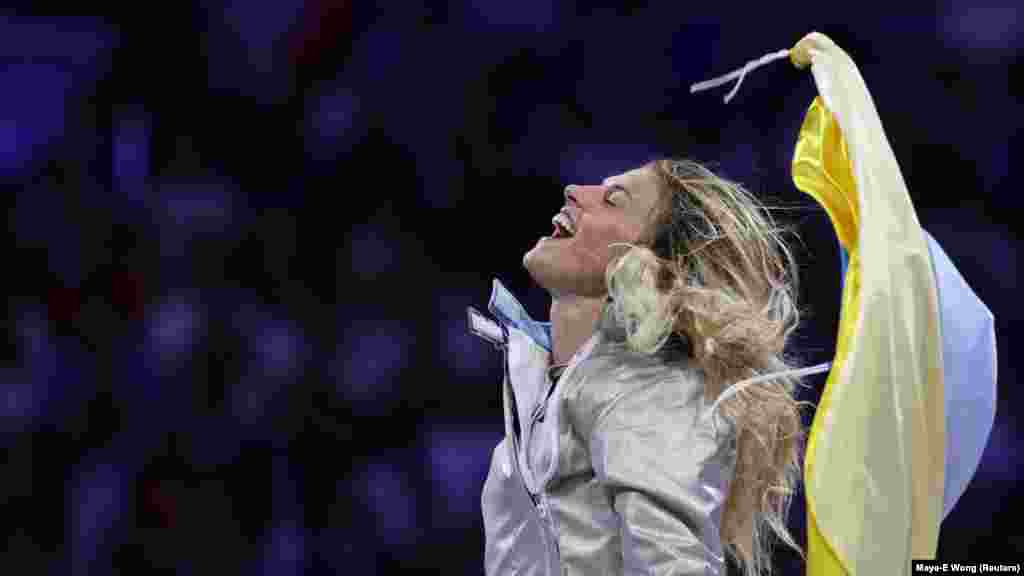 Емоції Ольги Харлан після переможної зустрічі. У дев'ятому раунді Україна поступалася суперницям з рахунком 37:40. Найтитулованіша українська спортсменка Ольга Харлан не лише відігралася, але й здобула підсумкову перемогу України. Для української фехтувальниці&nbsp;&ndash; це вже шоста олімпійська нагорода &nbsp;