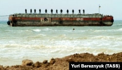 Пантон із прикордонниками України, його видно з дамби, яку насипають російські будівельники в Керченській протоці з боку Краснодарського краю Росії, 23 жовтня 2003 року