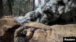 Український військовослужбовець Національної гвардії України під час навчання з радіаційної, хімічної та біологічної небезпеки під Харковом, 29 лютого 2024 року