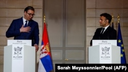 Presidenti i Serbisë, Aleksandar Vuçiq, gjatë takimit me presidentin e Francës, Emmanuel Macron, në Paris.