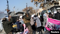 ارشیف: په کابل کې د معترضو ښځو پر وړاندې د طالبانو د چلند یوه صحنه