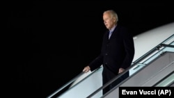 Președintele Joe Biden sosind pe un aeroport militar din Varșovia, Polonia, 20 februarie 2023