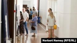 Oameni așteaptă să voteze la secția Matei Basarab din București. Pe site-ul AEP, secția apare cu prezență zero.