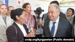 БУУнун баш катчысы Антониу Гутерриш климаттын өзгөрүшү боюнча коомчулуктун жана жаштардын демилгеси менен таанышты, Чолпон-Ата, 2-июль, 2024-жыл