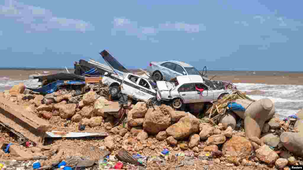 Дернадағы тасқынға "Даниель" дауылы себеп болған. Дауыл қаладағы екі ірі дамбаны бұзып, дамбада жиналған су қалаға төгілген.