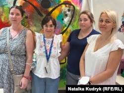 Мами-біженки в Римі з лікаркою Мастронуцці (по центру)