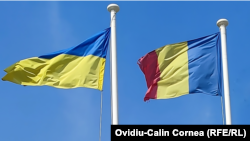 Drapelele Ucrainei și României la punctul de frontieră Isaccea.