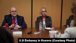 Zëvendësndihmëssekretarja e Shtetit në Byronë e Demokracisë, të Drejtave të Njeriut dhe Punës, Nicole Chulick, dhe ambasadori i SHBA-së në Kosovë, Jeffrey Hovenier, gjatë një takimi me gazetarët më 21 maj 2024, në Ambasadën amerikane në Kosovë.
