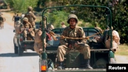 د پاکستان پوځ سرتېرو قافله په باجوړ کې پر سړګ ګزمه کوي - انځور له ارشیفه. 