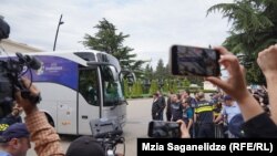 ქომაგები თბილისის საერთაშორისო აეროპორტში ეროვნული ნაკრების წევრებთან შესახვედრად შეიკრიბნენ.