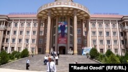 Здание главного корпуса Дангаринского госуниверситета