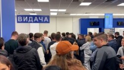 Емоції та реакція українців у Європі на «заморозку» консульських послуг для чоловіків за кордоном (відео)