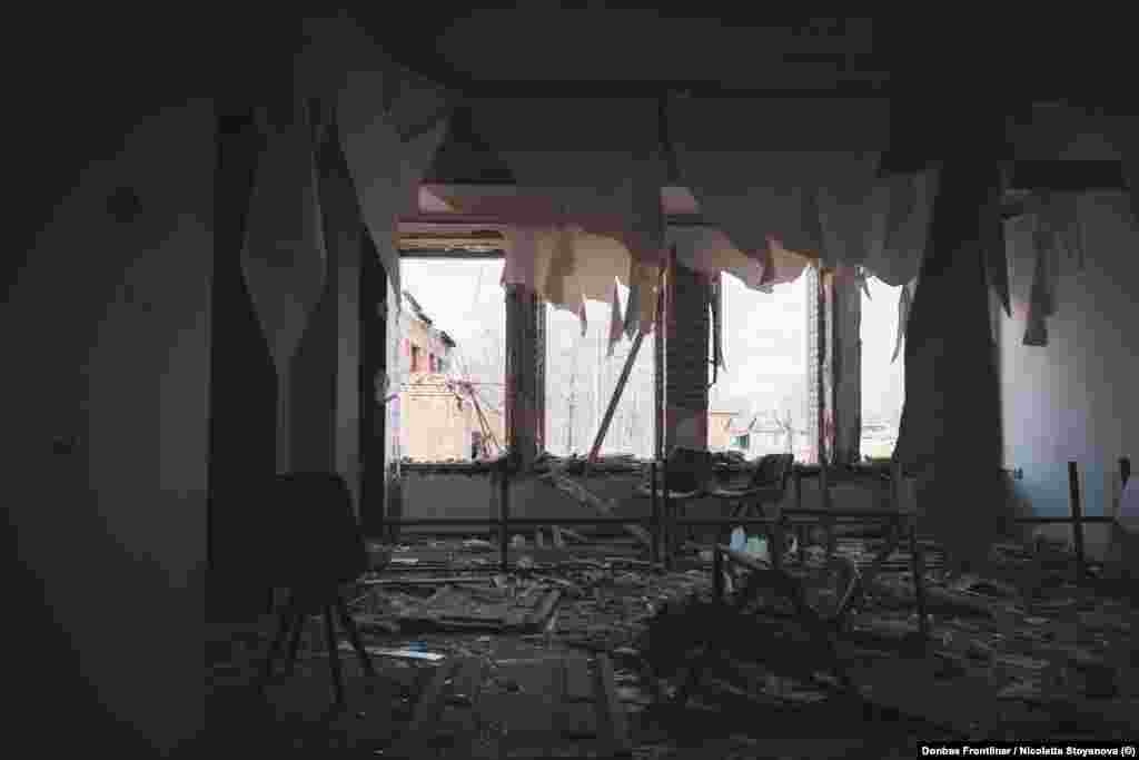 Biblioteca orașului a fost printre clădirile devastate de bombardamente.