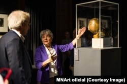 Doina Lemny, ghid pentru filosoful francez Pascal Bruckner la expoziția din Timișoara.