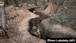 Українські військові на позиціях поблизу Бахмута, березень 2024 року