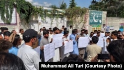 د نهې پر ورځ مظاهرینو د تري منګل په پېښه کې د ککړو کسانو د نیولو بینرونه په لاسونو کې نیولي دي