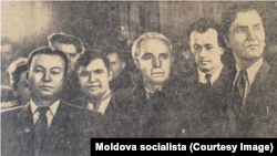 Pe peronul gării feroviare din Chișinău. De la stânga la dreapta: poetul Andrei Malisko, Dmitrii Belous, scriitorul Petro Panci, poeții Bogdan Istru și Em. Bucov. „Moldova socialistă”, 3 Octombrie 1953.