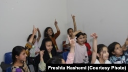 مکتب آفتاب که برای دانش آموزان مهاجران افغان مقیم پاکستان تاسیس شده بود چند ماه قبل از سوی حکومت پاکستان مسدود شد. 