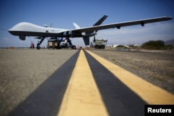 Самолет General Atomics MQ-9 Reaper на взлетно-посадочной полосе во время демонстрации полетов дронов в США, Калифорния, 31 июля 2015 года