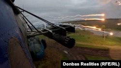 Так виглядає відстріл теплових пасток – це відбувається після відстрілу реактивних снарядів, коли гелікоптер найбільш вразливий