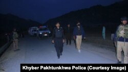 په کورمه کې پولیس او امنیتي سرتېري د لټون عملیاتو پر مهال - پخوانی انځور.