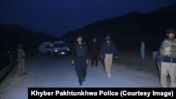 په کورمه کې پولیس او امنیتي سرتېري د لټون عملیاتو پر مهال - پخوانی انځور.