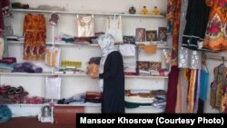 گارگاه صنایع دستی ایجاد شد از سوی شماری از زنان و دختران محروم شده از کار و آموزش در ولایت بامیان