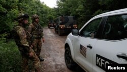 Pjesëtarë të KFOR-it në zonën kufitare të Kosovës.