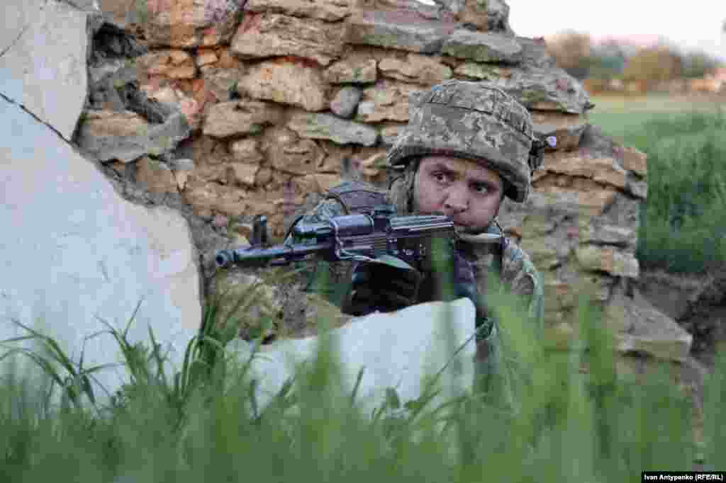 Поки одні бійці відпрацьовують штурм, інші &ndash; оборону. Потім змінюються групи, локації, складність завдань