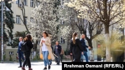 Sipas të dhënave të Agjencisë së Statistikave të Kosovës nga tremujori i parë i vitit 2023, mbi 51 për qind e burrave dhe rreth 18 për qind e grave në Kosovë janë të punësuar.