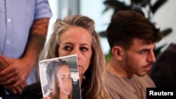 Мать Майи Шем держит фотографию своей дочери, в Тель-Авиве, Израиль, 17 октября 2023 года