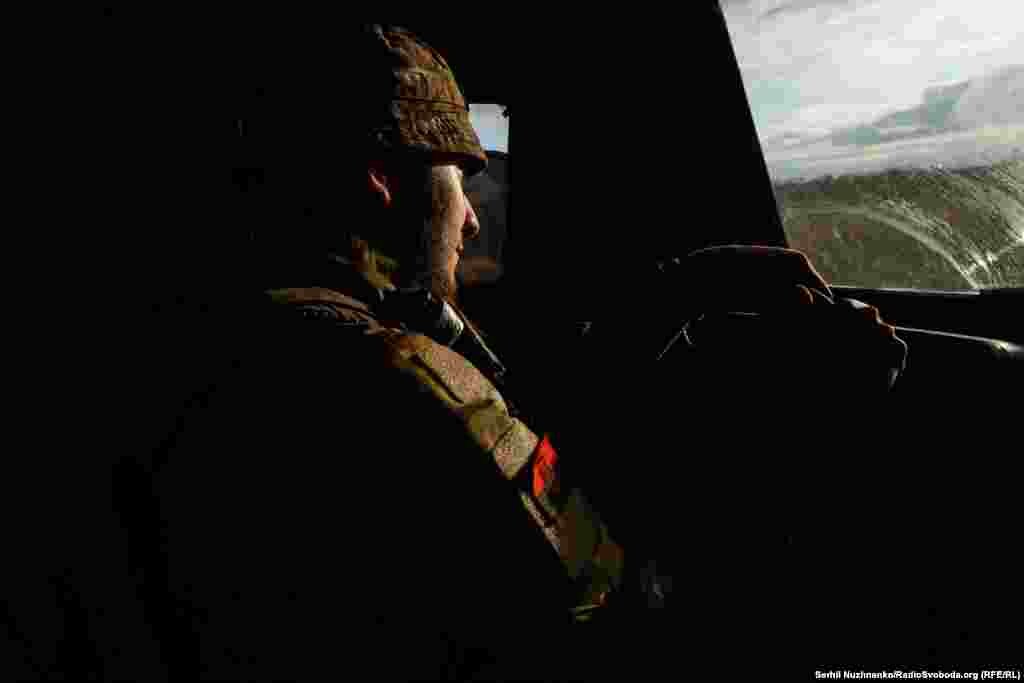 Старенький броньовик їде по розбитій війною дорозі, везучи нас й військових з позицій, на сьогодні бойова робота закінчилась