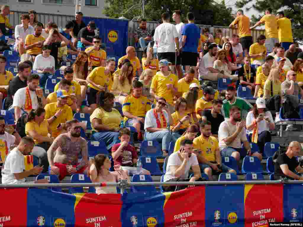 Tribunele din Piața George Enescu din București, având o capacitate de 500 de locuri, au fost ocupate aproape în totalitate încă de la ora 17.00, cu două ore înainte ca meciul să înceapă.&nbsp;