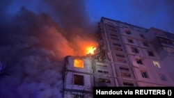 У багатоповерхівці в Умані, в яку влучила російська ракета, зруйнувався під’їзд, 28 квітня 2023 року