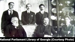 საქართველოს დემოკრატიული რესპუბლიკის დელეგაციის წევრები ბერლინში. მარცხნიდან
სხედან: ნიკო ნიკოლაძე, აკაკი ჩხენკელი (დელეგაციის ხელმძღვანელი), ზურაბ ავალიშვილი.
დგანან: სპირიდონ კედია, გიორგი მაჩაბელი, მიხაკო წერეთელი - სასტუმრო „ადლონი“. 5 ივნისი, 1918.