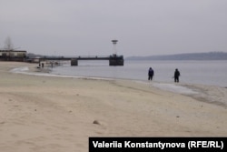 Люди з металошукачами на центральному пляжі Запоріжжя (ілюстраційне фото)