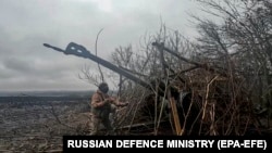 Trupe rusești operează un obuzier D-30 în regiunea Belgorod, Rusia. Martie 2024. Fotografie generică.