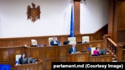 Secretarul CSS și consilierul prezidențial Stanislav Secrieru prezintă noua Strategia de securitate a R. Moldova în plenul Parlamentului.