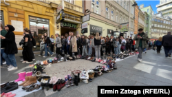 Manifestare de comemorare a victimelor războiului din anii 1992-1995 la Sarajevo, pe 5 aprilie 2024.