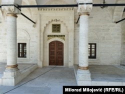 Written above the door to the mosque is the inscription: "Welcome to a great place of artistic and cultural importance that gathers good people."