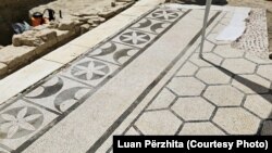 Mozaiku i brendshëm i vilës i punuar me gurë me prerje 6 mm, me formë gjashtëkëndëshe ndërsa pjesa tjeter e dekoruar me forma floreale.