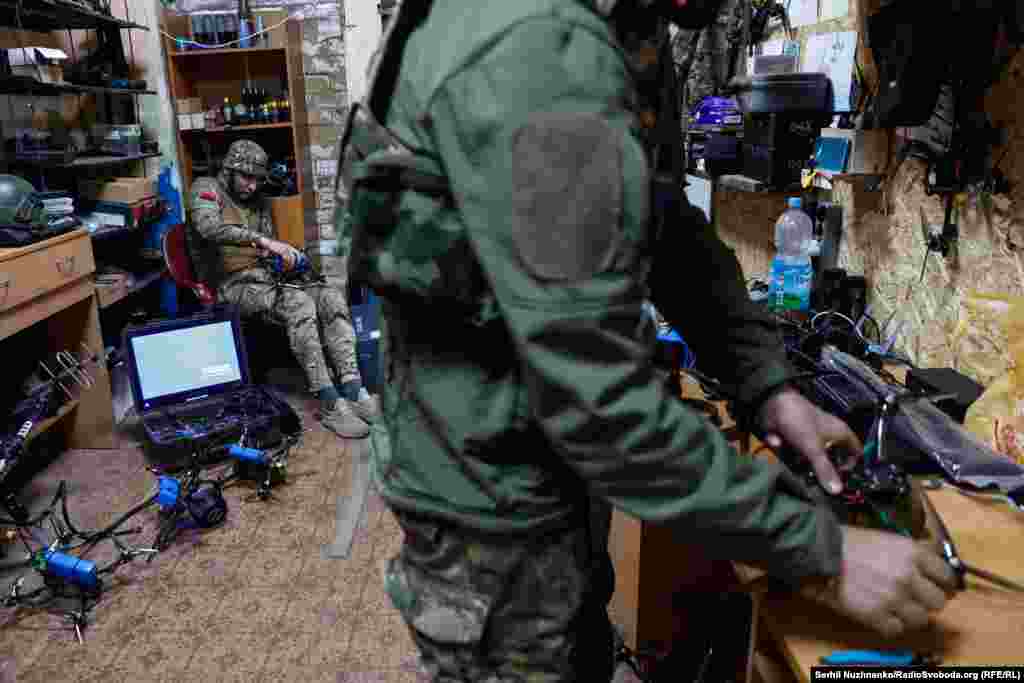 Військові готуються до бойового виїзду, перед роботою всі дрони тестують на зв'язок та інші технічні параметри, щоб в полі не виникло сюрпризів