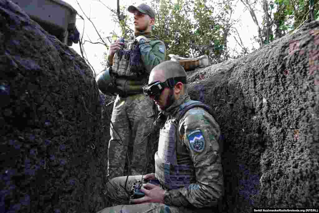 Рація оживає хриплим голосом:&nbsp; &laquo; &ndash; З Ниркового до Берестового їде техніка, як прийняв? &nbsp; &nbsp;&ndash; Плюс. &nbsp; &nbsp;&ndash; Ще С-60 &nbsp; &nbsp;&ndash; Працюємо, +&raquo;