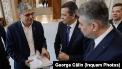 Fostul ministru de Finanțe Marcel Boloș (stânga) îi prezintă o serie de documente premierului Marcel Ciolacu, pe când cei doi erau colegi în Guvern. În centru e Sorin Grindeanu, actualul lider interimar al PSD. 